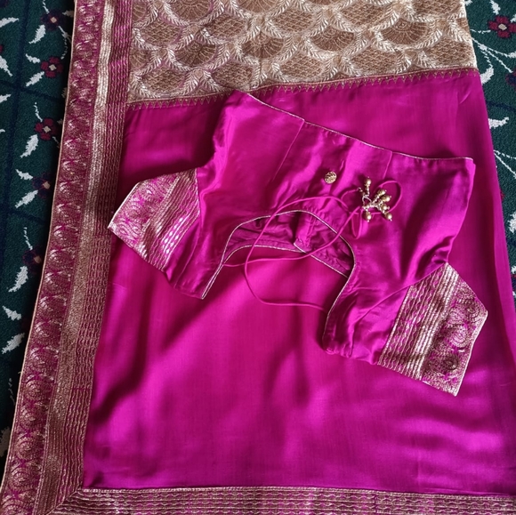 Beautiful saree with stitched blouse - Picture 2 of 7